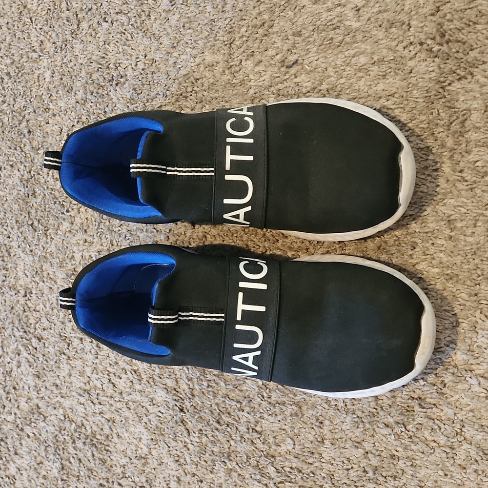 Boys nautica shoes size 5